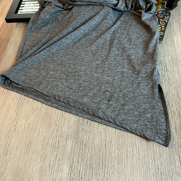 Loose fit champion tank with angled bottom - Picture 3 of 3